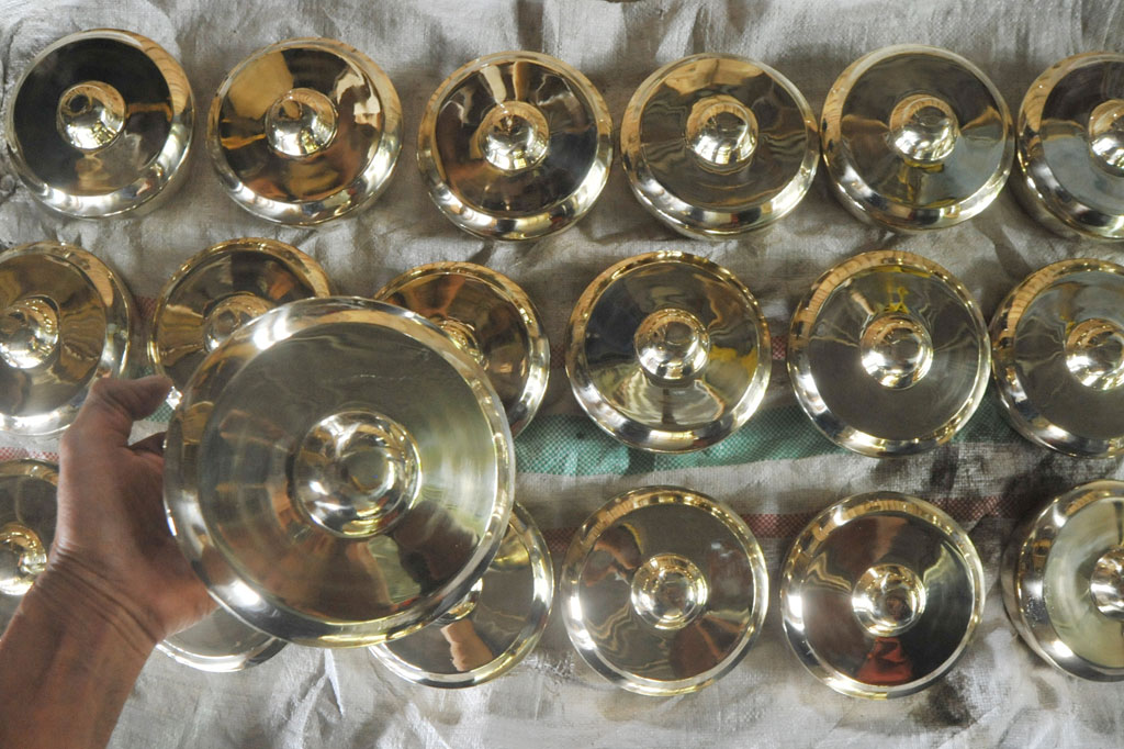 Diameternya 15 sampai 17,5 centimeter. Bagian bawahnya berlubang sedangkan pada bagian atasnya terdapat bundaran yang menonjol berdiameter lima centimeter sebagai titik untuk dipukul. Talempong memiliki nada yang berbeda-beda. Bunyinya dihasilkan dari sepasang kayu yang dipukulkan pada permukaannya.