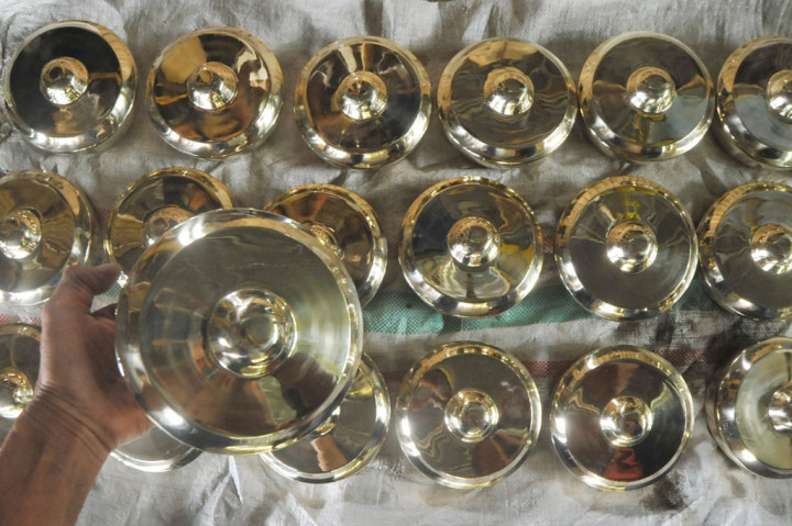 Diameternya 15 sampai 17,5 centimeter. Bagian bawahnya berlubang sedangkan pada bagian atasnya terdapat bundaran yang menonjol berdiameter lima centimeter sebagai titik untuk dipukul. Talempong memiliki nada yang berbeda-beda. Bunyinya dihasilkan dari sepasang kayu yang dipukulkan pada permukaannya.