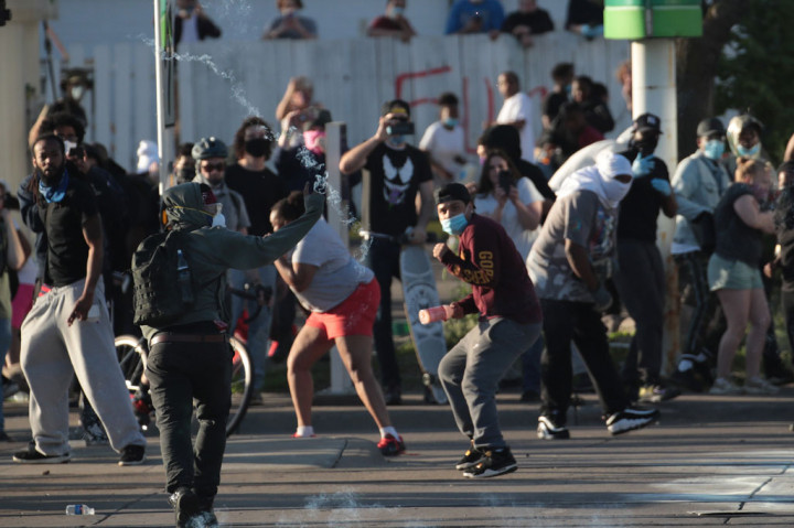 Ribuan demonstran turun ke jalan-jalan di sekitar tempat kematian Floyd, menuntut petugas kepolisian yang terlibat untuk diadili. Aksi demonstrasi diwarnai kericuhan, sementara petugas kepolisian menembakkan gas air mata untuk memecah konsentrasi massa. 