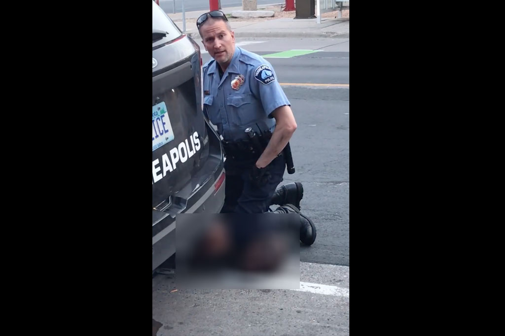 Dalam rekaman gambar yang beredar, terlihat Floyd memohon kepada petugas yang berlutut dan menindih lehernya agar melepaskan tekanan karena ia tak sanggup bernapas. 