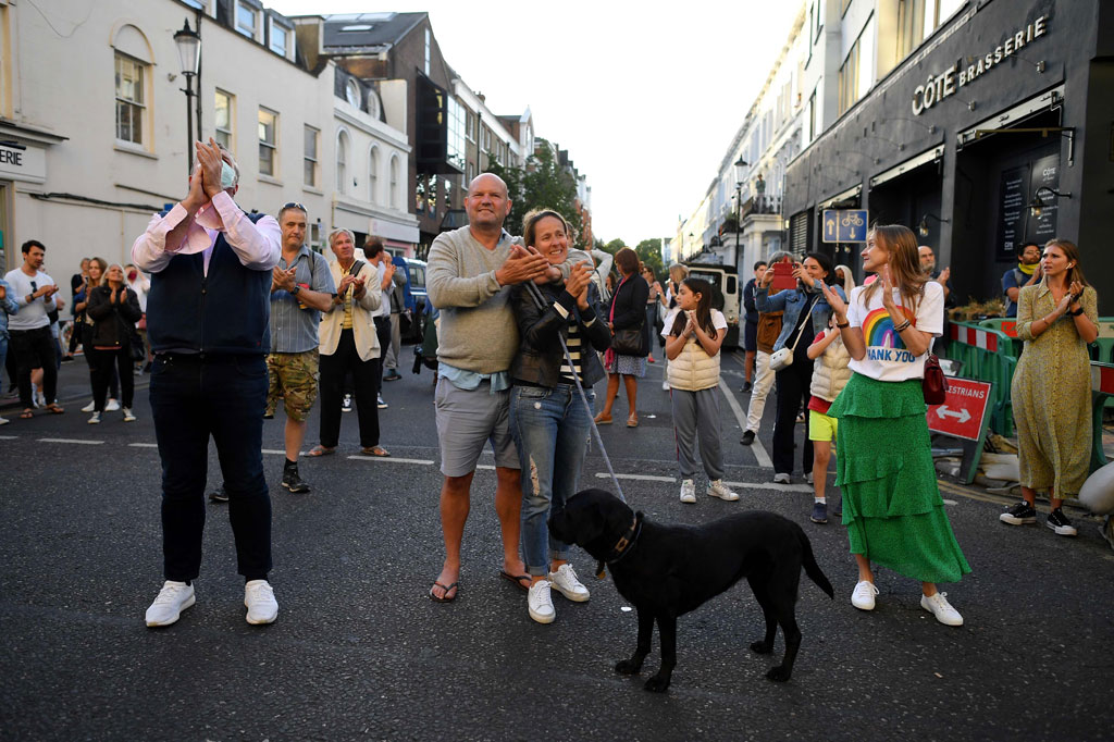 Warga Inggris berdiri di depan pintu dan balkon pada Kamis, 28 Mei 2020 waktu setempat, guna menunjukkan apresiasi mereka kepara para pekerja medis di garda depan krisis virus korona.