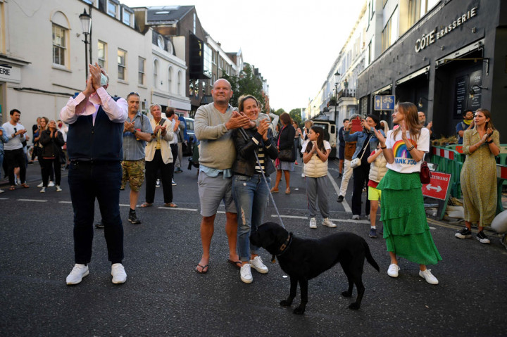 Warga Inggris berdiri di depan pintu dan balkon pada Kamis, 28 Mei 2020 waktu setempat, guna menunjukkan apresiasi mereka kepara para pekerja medis di garda depan krisis virus korona.