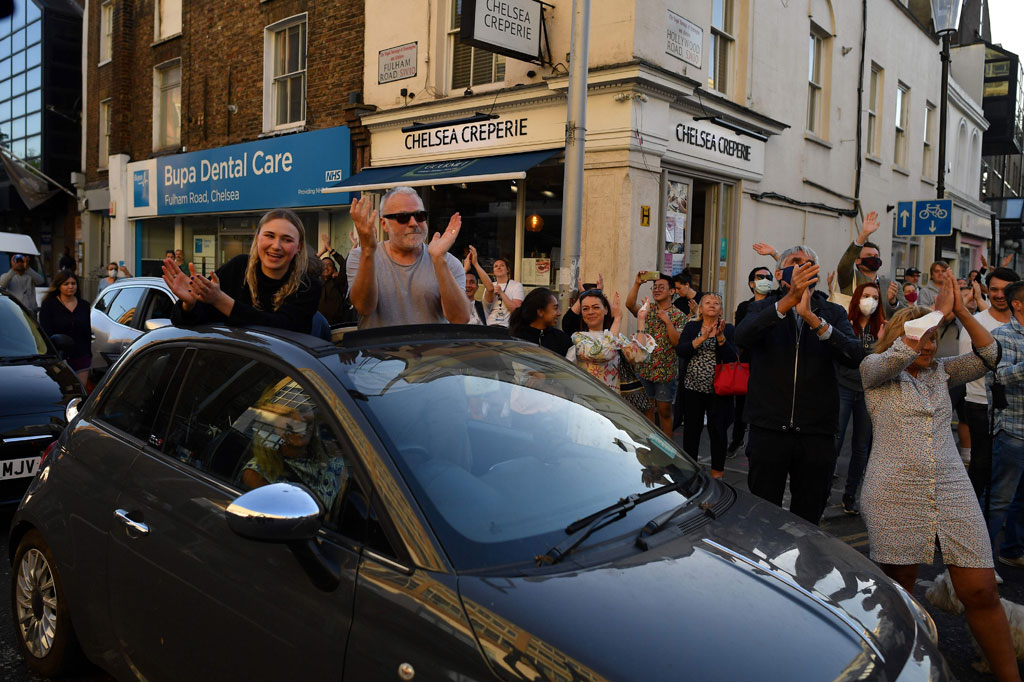 Ide 'Clap for Carers' selama 10 pekan terakhir telah menjadi momen solidaritas emosional bagi warga yang tetap berada di rumah, yang mematuhi pembatasan sosial pencegahan penyebaran covid-19. Hingga kini virus tersebut telah menelan lebih dari 48 ribu korban jiwa di Inggris.