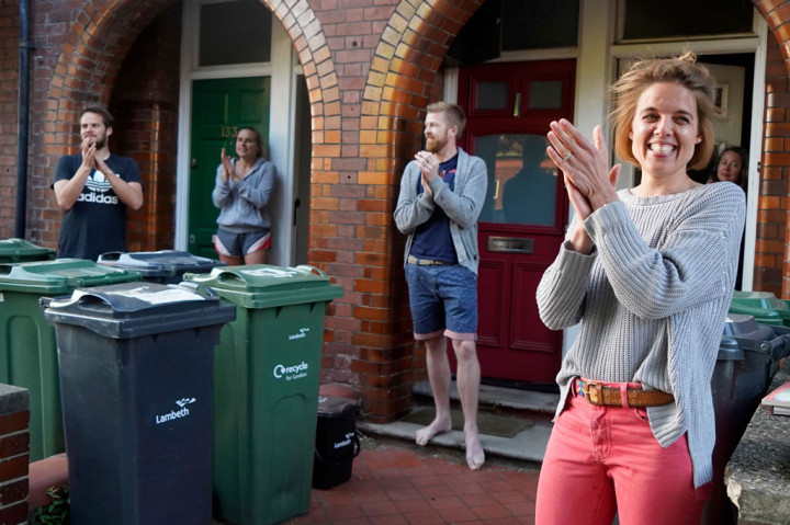 Penggagas perayaan tersebut, Annemarie Plas, mengatakan ini harus menjadi pekan terakhir acara tepuk tangan guna memastikan bahwa ritual mingguan berakhir. Tidak ada pengumuman resmi mengenai hal tersebut.