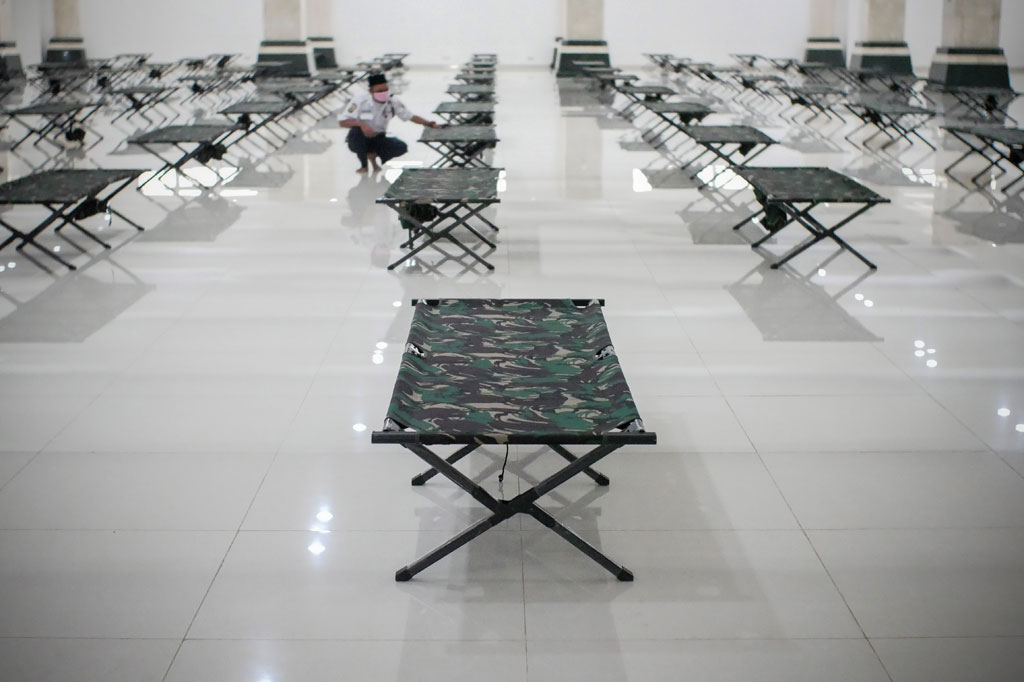 Petugas mempersiapkan tempat isolasi bagi para pemudik di Masjid KH Hasyim Asy'ari atau Masjid Raya Jakarta, Cengkareng, Jakarta, Jumat, 29 Mei 2020. 
