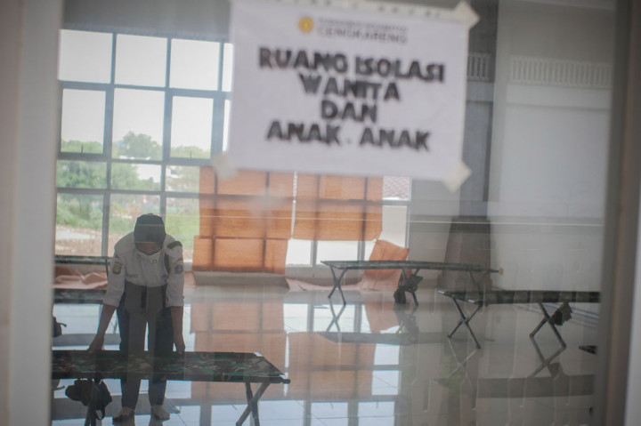 Petugas dari tiga pilar Jakarta Barat baik dari Satuan Polisi Pamong Praja (Satpol PP), TNI dan Polisi sudah bersiap mengamankan pemudik di masjid tersebut. Tak hanya itu, masjid tersebut juga menyediakan posko kesehatan untuk memeriksa para pemudik, sebelum menjalani isolasi.