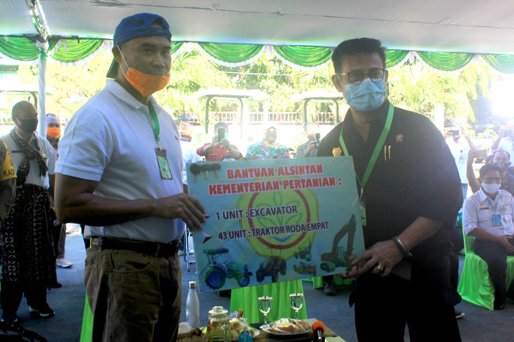 Menteri Pertanian (Mentan) Syahrul Yasin Limpo menyerahkan bantuan alat mesin pertanian (alsintan) untuk Pemerintah Provinsi Nusa Tenggara Timur (NTT), Jumat, 29 Mei 2020. Penyerahan yang berlangsung di halaman Kantor Dinas Pertanian dan Perkebunan setempat tersebut diterima langsung oleh Gubernur NTT Viktor Laiskodat.