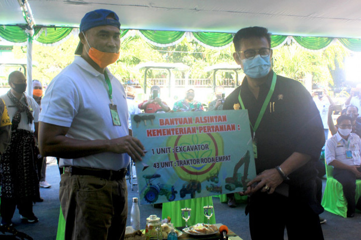Menteri Pertanian (Mentan) Syahrul Yasin Limpo menyerahkan bantuan alat mesin pertanian (alsintan) untuk Pemerintah Provinsi Nusa Tenggara Timur (NTT), Jumat, 29 Mei 2020. Penyerahan yang berlangsung di halaman Kantor Dinas Pertanian dan Perkebunan setempat tersebut diterima langsung oleh Gubernur NTT Viktor Laiskodat.