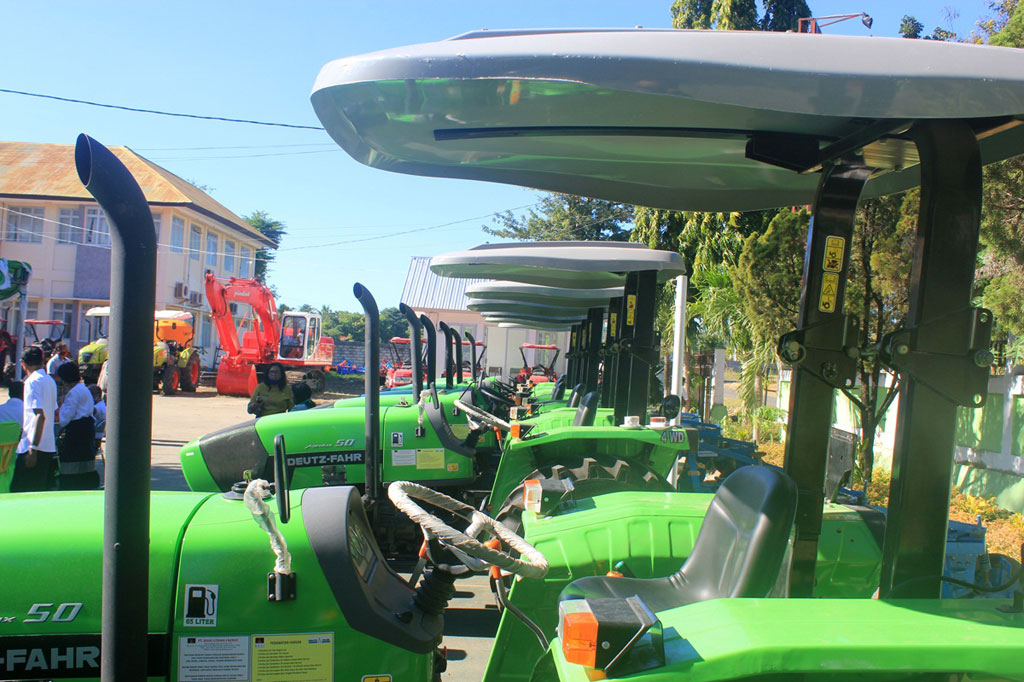Alsintan yang diserahkan berupa satu unit excavator, 43 unit traktor roda empat dan obat-obatan pembasmi hama.