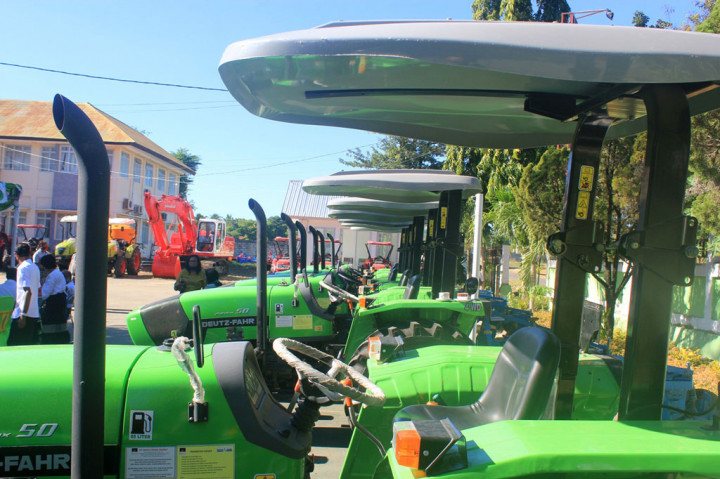 Alsintan yang diserahkan berupa satu unit excavator, 43 unit traktor roda empat dan obat-obatan pembasmi hama.