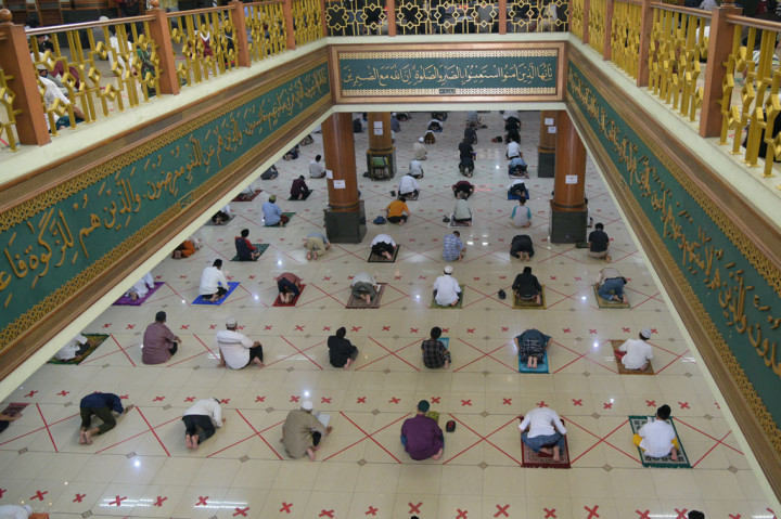 Masjid Agung Al-Barkah mendapat izin dari Pemerintah Kota Bekasi untuk menyelenggarakan shalat Jumat dengan menerapkan protokol kesehatan untuk mencegah penyebaran virus korona (covid-19). ANTARA FOTO/Paramayudha