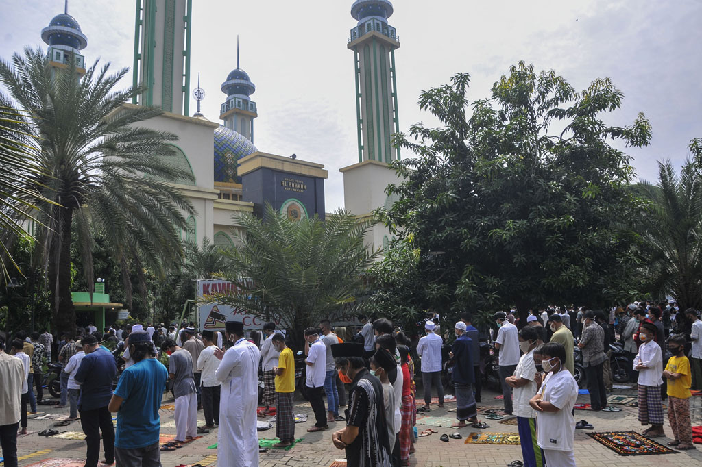 Jemaah mengikuti Salat Jumat di Masjid Agung Al-Barkah, Bekasi dengan tetap menerapkan protokol kesehatan di antaranya menjaga jarak, mengenakan masker, dan membawa sajadah sendiri-sendiri. ANTARA FOTO/Fakhri Hermansyah