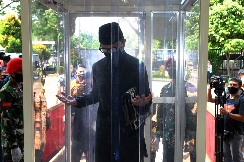 Wali Kota Bogor Bima Arya masuk ke dalam bilik disinfektan sebelum mengikuti Salat Jumat di Masjid Baitur Ridwan, Cilendek Barat, Kota Bogor. Pemerintah Kota Bogor kembali mengizinkan Salat Jumat untuk sejumlah masjid dengan tetap menggunakan protokol kesehatan ketat pada masa transisi PSBB menuju penerapan tatanan kenormalan baru (new normal) dalam upaya pencegahan penyebaran pandemi covid-19. ANTARA FOTO/Arif Firmansyah