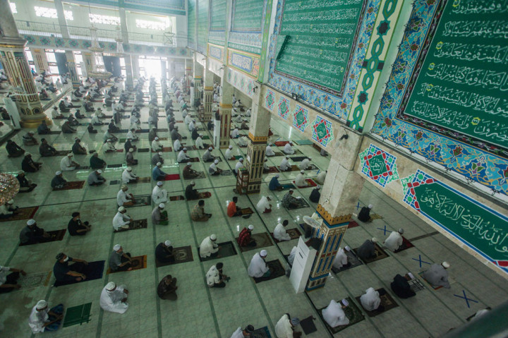 Masjid Nurul Islam, Palangkaraya, Kalimantan Tengah menyelenggarakan kembali Salat Jumat, setelah kurang lebih dua bulan meniadakannya. Jemaah harus mengikuti tatanan baru dan penerapan protokol kesehatan seperti wajib menggunakan masker serta berjaga jarak fisik guna mencegah penyebaran covid-19. ANTARA FOTO/Makna Zaezar