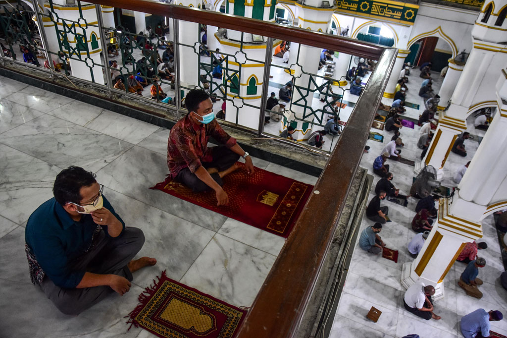 Mayoritas masjid di Pekanbaru, Riau, kembali melaksanakan shalat berjamaah usai berakhirnya PSBB dengan menerapkan protokol kesehatan covid-19 sebagai normal baru dalam kegiatan di rumah ibadah. ANTARA FOTO/FB Anggoro