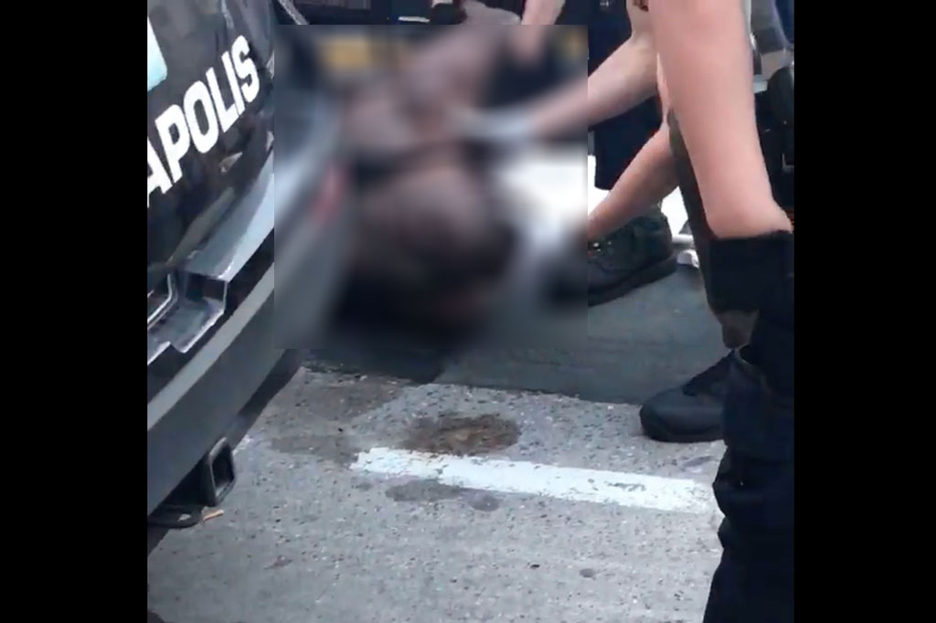 Dalam video yang direkam seorang warga--yang kemudian tersebar di internet, Chauvin yang mengenakan seragam kepolisian menekan leher Floyd ke tanah menggunakan lututnya pada Senin, 25 Mei 2020. Floyd sempat mengatakan dirinya sulit bernapas sebelum akhirnya meninggal dunia.