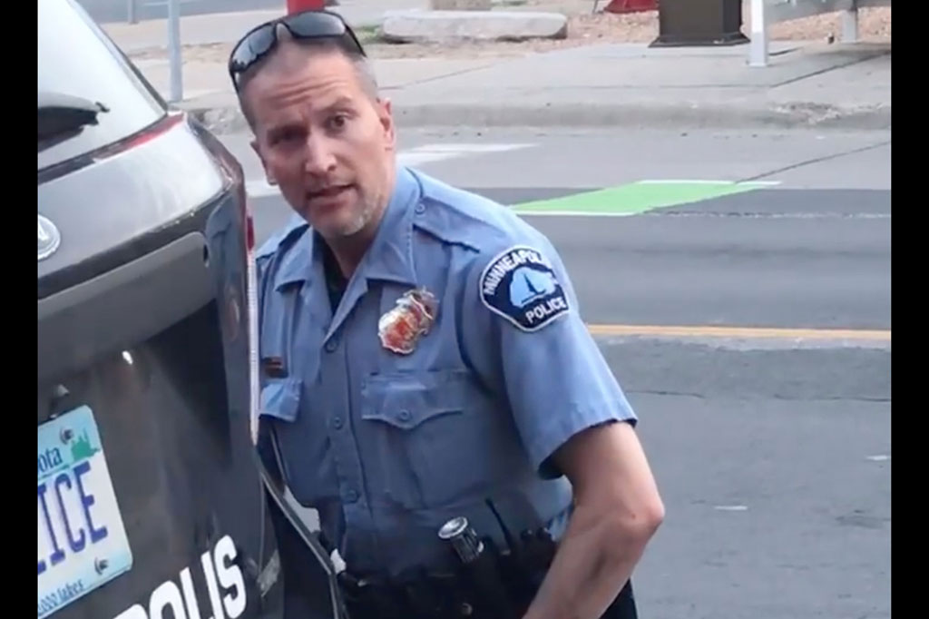 Derek Chauvin, petugas kepolisian Minneapolis, Minnesota, Amerika Serikat (AS) ditangkap dan dituntut pasal pembunuhan pada Jumat, 29 Mei 2020, atas kasus penangkapan yang menewaskan George Floyd, seorang pria kulit hitam.