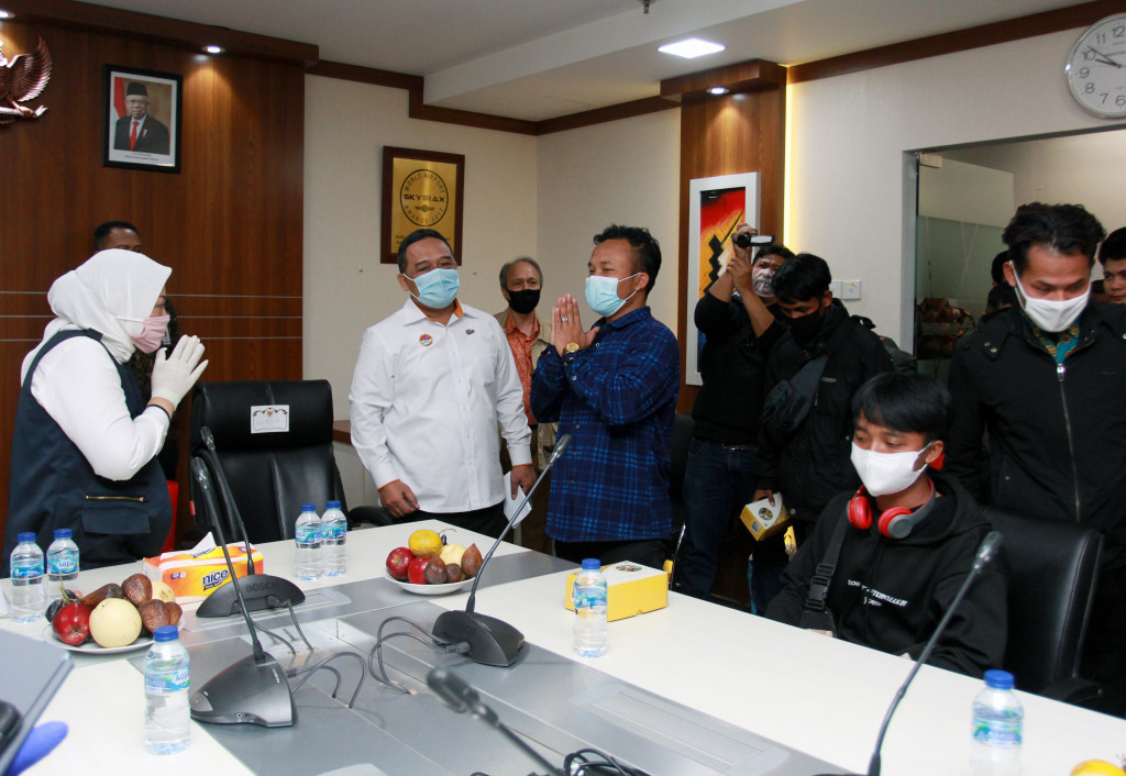 Menteri Tenaga Kerja Ida Fauziyah (kiri) menyambut sembilan orang anak buah kapal (ABK) kapal Tiongkok yang dipulangkan melalui Korea Selatan, setibanya di Bandara Soekarno Hatta, Tangerang, Banten, Jumat, 29 Mei 2020 malam.