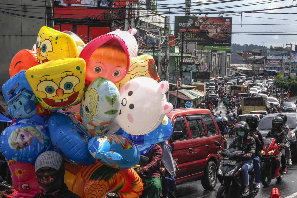 Tingginya antusiasme warga untuk berwisata di kawasan Puncak Bogor membuat arus lalu lintas di kawasan tersebut terlihat sejak Sabtu, 30 Mei 2020 pagi. Jalan menuju puncak terlihat padat bahkan di beberapa tempat terjadi kemacetan.