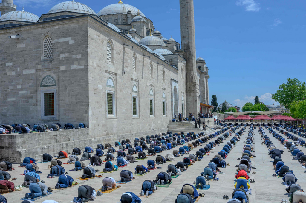 Masjid di Turki kembali dibuka pada Jumat, 29 Mei 2020, waktu setempat. AFP Photo/Bulent Kilic