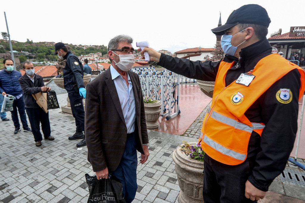 Turki mulai bergerak ke arah tatanan hidup baru atau new normal. Hal itu dibuktikan dengan melonggarkan lockdown dan mulai membuka pusat perbelanjaan, tempat cukur rambut dan salon. AFP Photo/Adem Altan