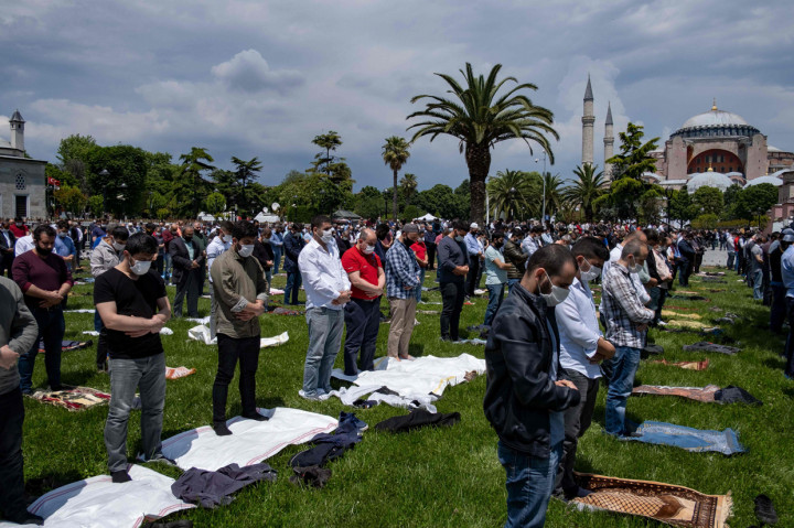 Ibadah tersebut adalah pertama kalinya dilakukan sejak Turki melakukan lockdown pada Maret lalu. AFP Photo/Yasin Akgul