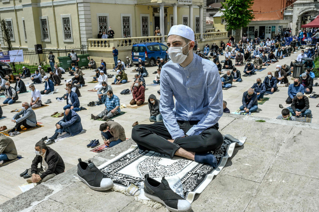 Di masjid Fatih, para jamaah salat di dalam dan di luar. Pemerintah setempat membagikan disinfektan dan sajadah sekali pakai. AFP Photo/Bulent Kilic