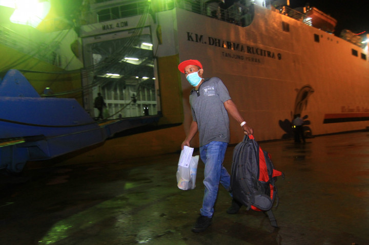 Seorang Pekerja Migran Indonesia (PMI) berjalan menuju kapal di Pelabuhan Dwikora, Pontianak, Kalimantan Barat.