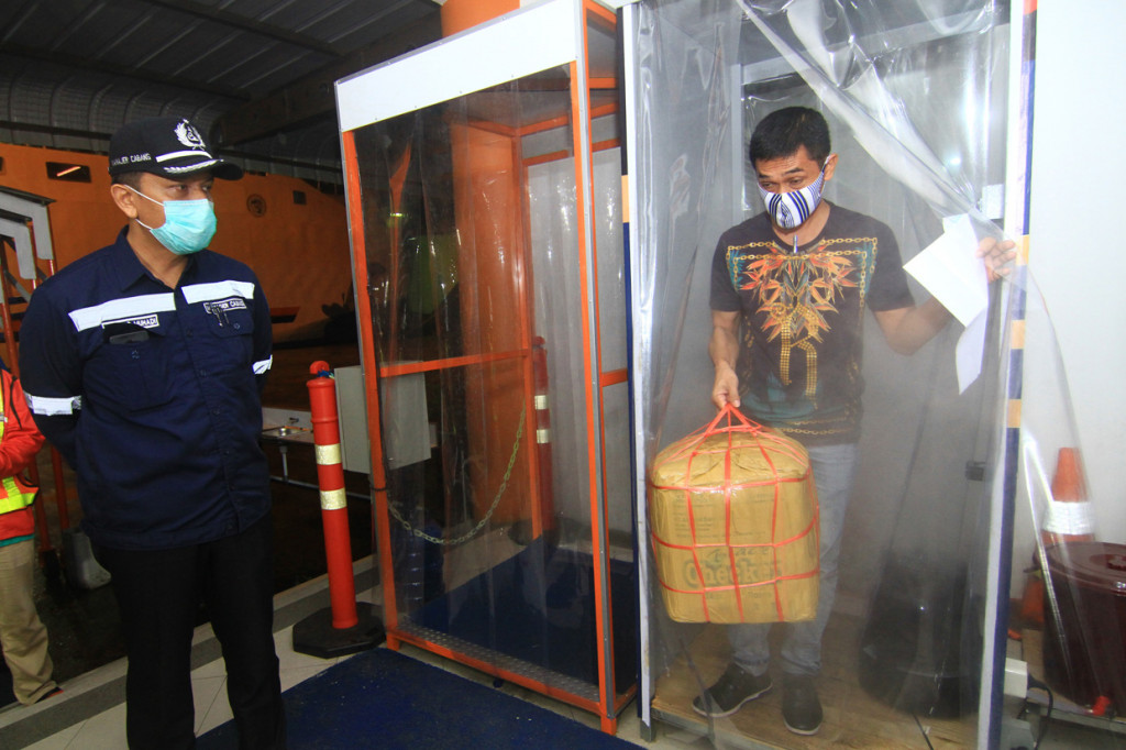 Sebanyak 130 PMI yang dideportasi dari Malaysia diberangkatkan ke Semarang, Jawa Tengah dengan menumpang KM Dharma Rucitra 9 dan semuanya telah menjalani rapid test Covid-19 dengan hasil non reaktif.