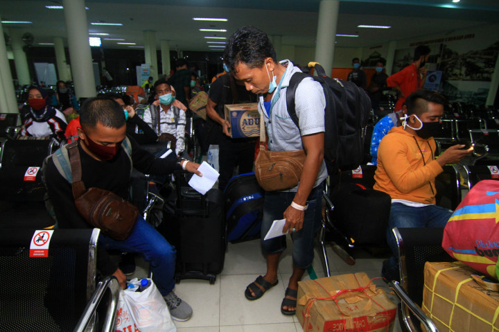 Sejumlah Pekerja Migran Indonesia (PMI) bersiap untuk naik ke kapal di ruang tunggu Pelabuhan Dwikora, Pontianak, Kalimantan Barat.