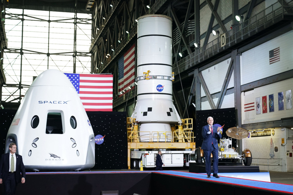 Roket Falcon 9 milik SpaceX sukses membawa dua astronaut NASA, Doug Hurley dan Bob Behnken, ke luar angkasa di Florida, Amerika Serikat, Sabtu, 30 Mei 2020, waktu setempat. AFP Photo/Mandel Ngan
