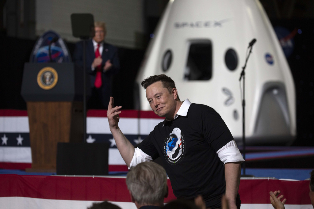 Peluncuran tersebut dihadiri oleh Presiden Donald Trump. Trump memuji CEO SpaceX, Elon Musk, dengan mengatakannya sebagai salah satu ‘otak besar’ yang dimiliki AS. AFP Photo/Saul Martinez