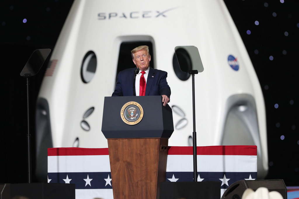 Trump yang datang ke lokasi menggunakan Air Force One dan terlihat tanpa menggunakan masker mengatakan peluncuran ini mengembalikan negaranya ke nomor satu urusan luar angkasa. Kata dia negara tak bisa jadi nomor satu di bumi bila menjadi nomor dua di luar angkasa. AFP Photo/Joe Raedle