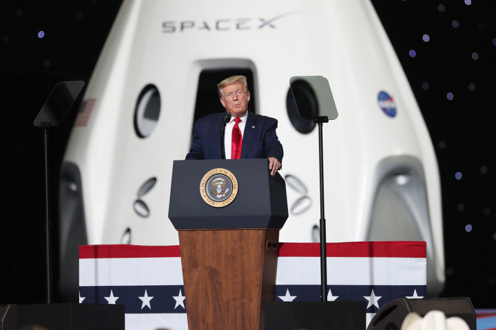 Trump yang datang ke lokasi menggunakan Air Force One dan terlihat tanpa menggunakan masker mengatakan peluncuran ini mengembalikan negaranya ke nomor satu urusan luar angkasa. Kata dia negara tak bisa jadi nomor satu di bumi bila menjadi nomor dua di luar angkasa. AFP Photo/Joe Raedle