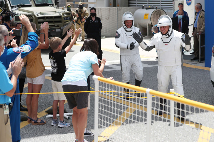 Astronaut NASA Bob Behnken (kanan) dan Doug Hurley mengucapkan selamat tinggal kepada anggota keluarga. AFP Photo/Joe Raedle