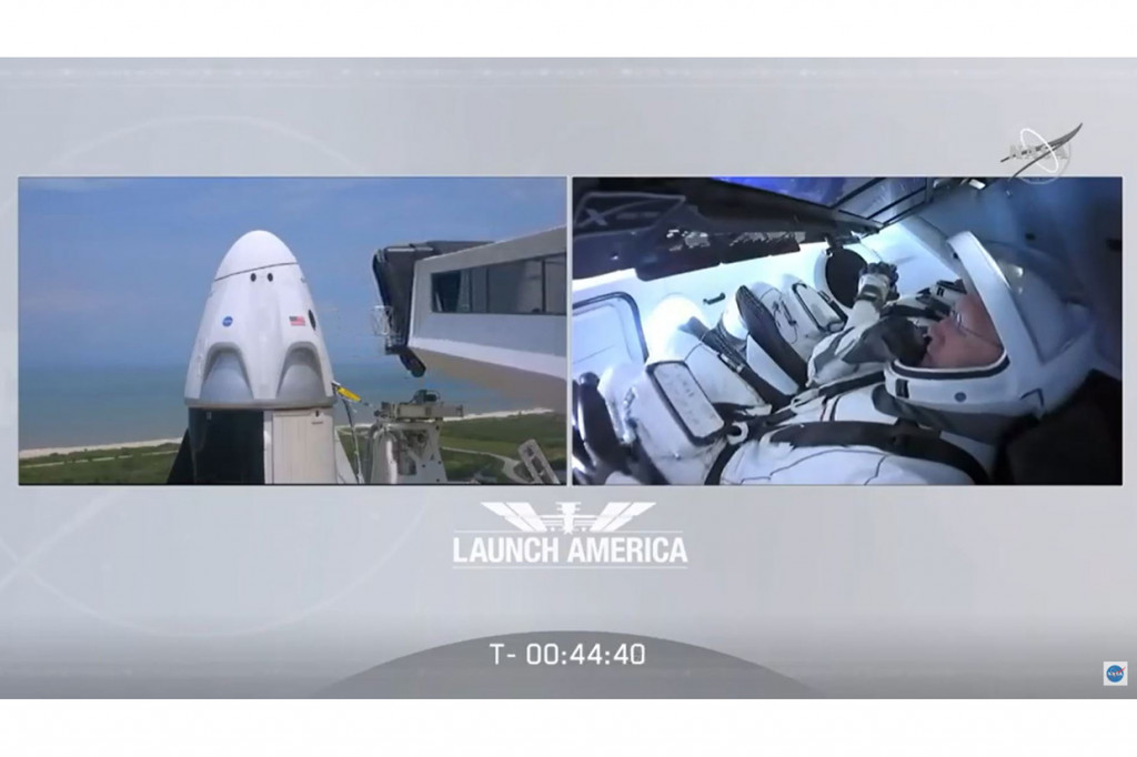 Hurley dan Behnken berada di kapsul Crew Dragon yang didesain berada di moncong roket untuk keselamtan. Area kabin kapsul terlihat modern dengan banyak monitor layar sentuh untuk menggantikan tombol-tombol seperti pendahulunya. AFP Photo/NASA TV