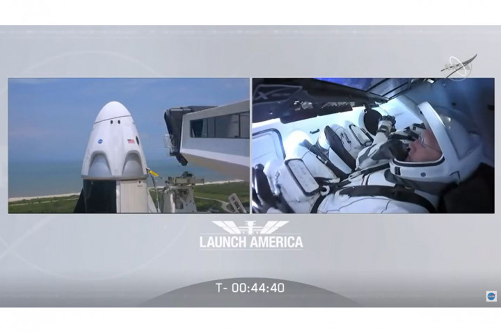 Hurley dan Behnken berada di kapsul Crew Dragon yang didesain berada di moncong roket untuk keselamtan. Area kabin kapsul terlihat modern dengan banyak monitor layar sentuh untuk menggantikan tombol-tombol seperti pendahulunya. AFP Photo/NASA TV