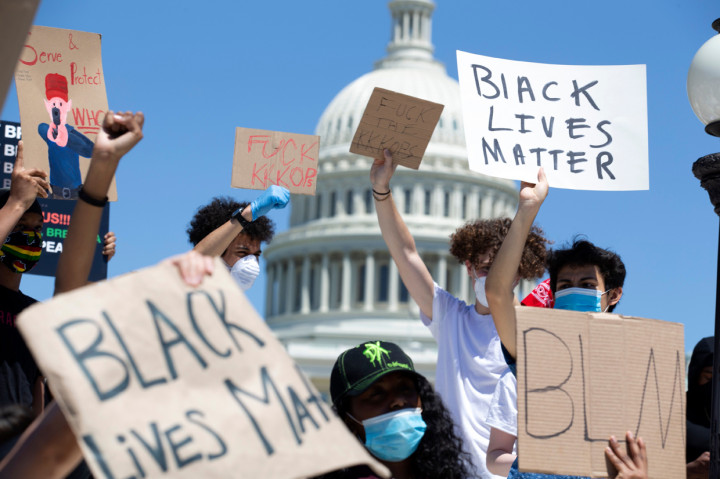 Di Washington DC, ratusan pedemo berkumpul di dekat gedung Kementerian Hukum AS dan kemudian bergerak menuju Gedung Putih. AFP Photo/Jose Luis Magana