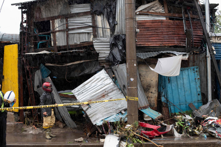 Menteri Dalam Negeri Salvador, Mario Duran, mengatakan jumlah korban dimungkinkan dapat bertambah. Mario mengatakan 50 rumah di wilayah metropolitan San Salvador 'hilang' karena terjangan badai. AFP Photo/Yuri Cortez