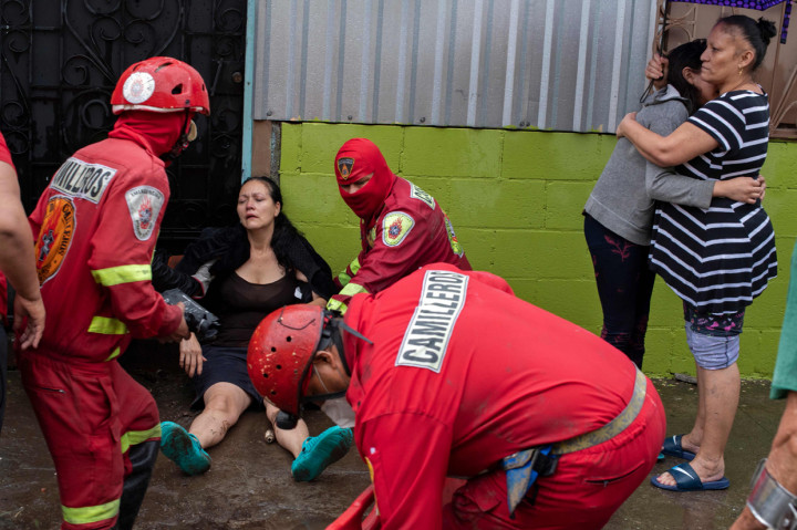 Pejabat lainnya mengatakan 200 rumah di seluruh negara Amerika Tengah itu telah terendam banjir. Tim penyelamat mengevakuasi sejumlah penduduk dari dataran rendah di sepanjang sungai. AFP Photo/Yuri Cortez