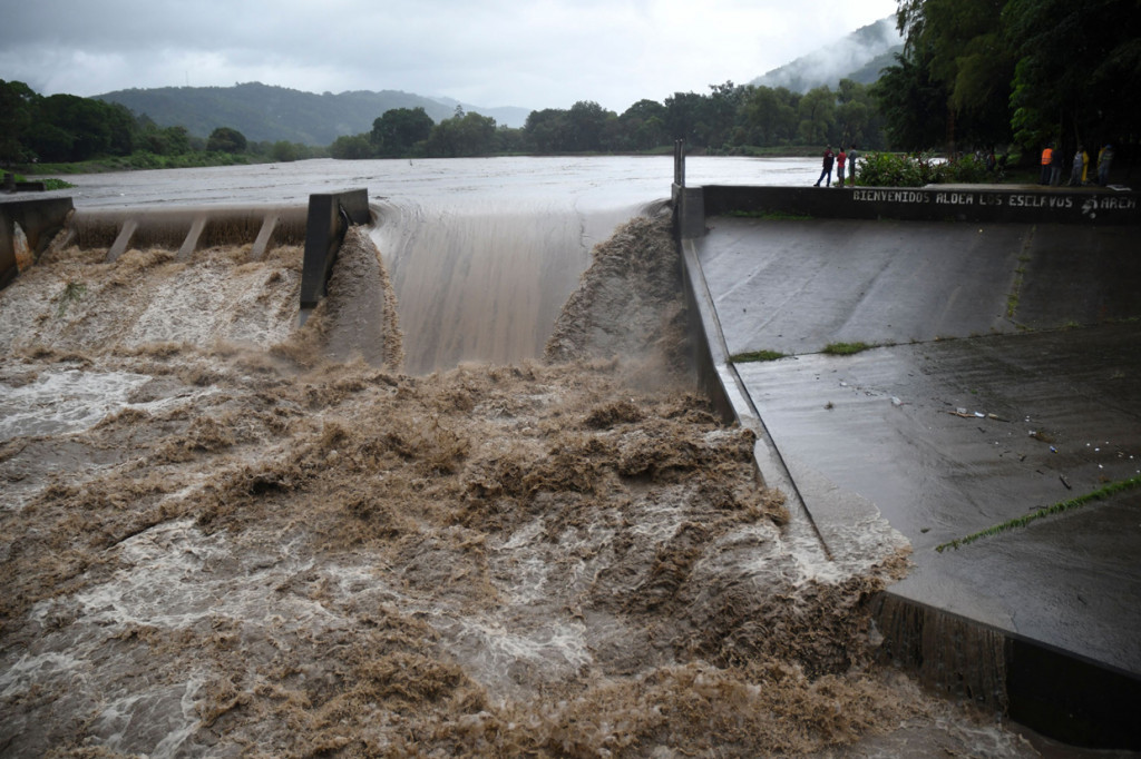 Di Guatemala, pejabat setempat mengatakan sejumlah tanah tertutup longsor. Beberapa titik di Guatemala juga dilaporkan terendam banjir. AFP Photo/Johan Ordonez