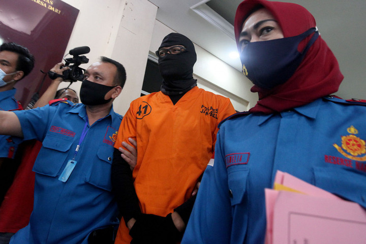 Aktor Dwi Sasono dikawal petugas saat akan digelar konferensi pers di Polres Jakarta Selatan.