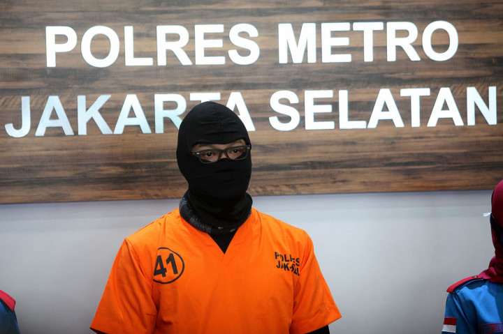Dwi ditangkap karena dugaan penyalahgunaan narkoba berupa ganja sebanyak 16 gram yang dia gunakan selama sebulan terakhir.