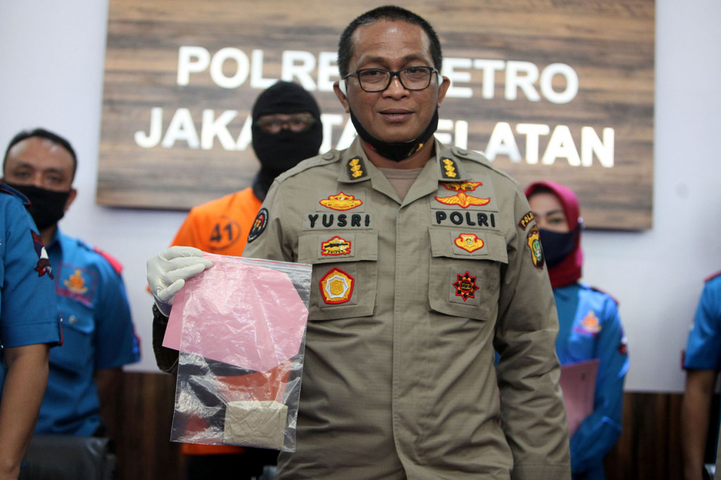 Polisi menunjukkan barang bukti saat konferensi pers di Polres Jakarta Selatan.