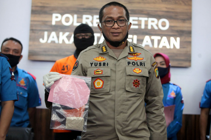 Polisi menunjukkan barang bukti saat konferensi pers di Polres Jakarta Selatan.