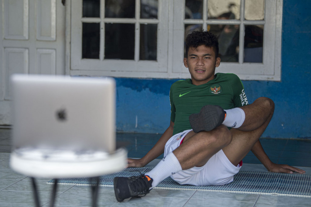Pesepak bola Sutan Zico mengikuti pemusatan latihan Timnas Indonesia U-19 secara virtual di kediamannya di Desa Tlajung Udik, Gunung Putri, Kabupaten Bogor, Jawa Barat.