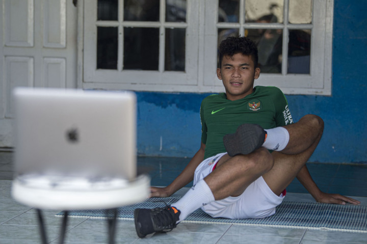 Pesepak bola Sutan Zico mengikuti pemusatan latihan Timnas Indonesia U-19 secara virtual di kediamannya di Desa Tlajung Udik, Gunung Putri, Kabupaten Bogor, Jawa Barat.