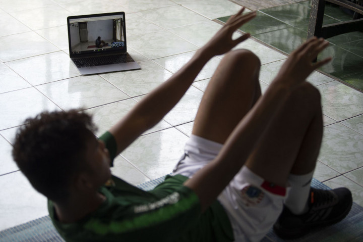 Sebanyak 44 pesepak bola menjalani pemusatan latihan Timnas U-19 yang dipimpin pelatih Shin Tae-yong melalui aplikasi layanan konferensi video sebagai persiapan dalam menghadapi Piala AFC U-19 2020 dan Piala Dunia U-20 2021.