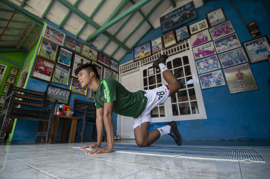 Pesepak bola Sutan Zico mengikuti pemusatan latihan Timnas Indonesia U-19 secara virtual di kediamannya di Desa Tlajung Udik, Gunung Putri, Kabupaten Bogor, Jawa Barat.