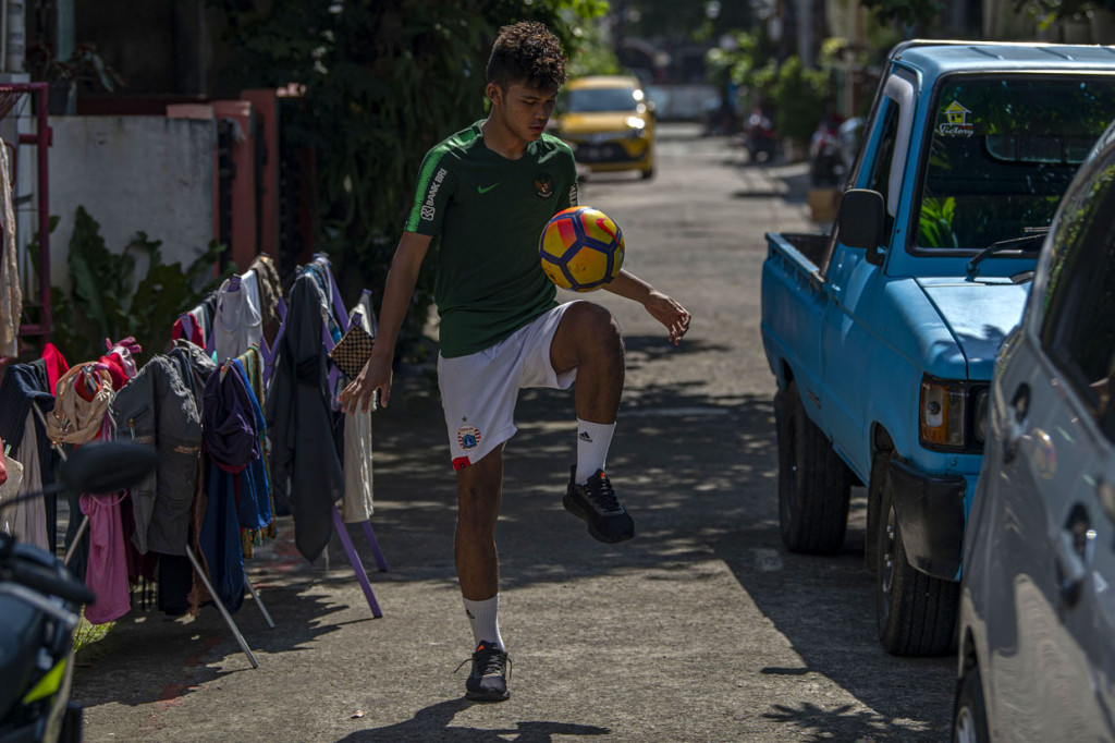 Pesepak bola Sutan Zico berlatih usai mengikuti pemusatan latihan Timnas Indonesia U-19 secara virtual di kediamannya di Desa Tlajung Udik, Gunung Putri, Kabupaten Bogor, Jawa Barat.